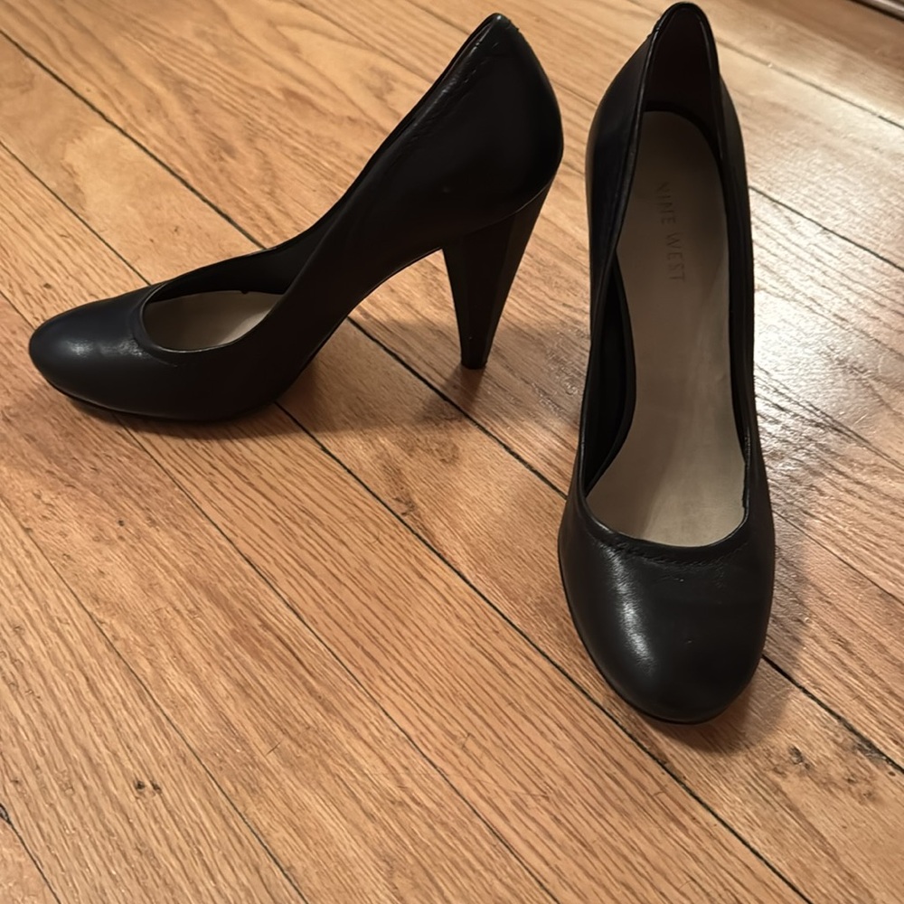 Nine West - Elegant Black Leather Women's Pumps - size 8